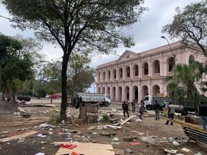 Inician trabajos de limpieza integral y hermoseamiento de plaza del microcentro capitalino - .::Agencia IP::.