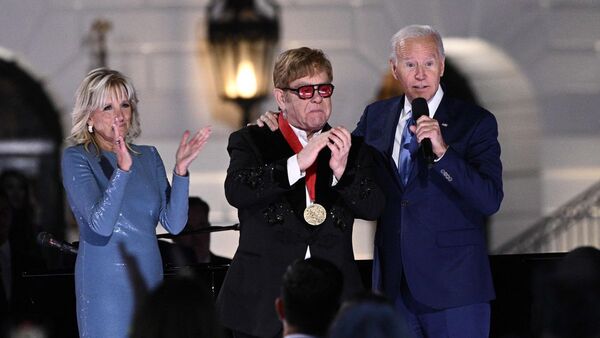 Elton John pasa por la Casa Blanca en su gira de despedida