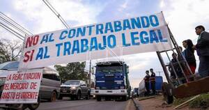 La Nación / Comerciantes cierran media calzada frente al Abasto de Asunción en reclamo a cargas varadas