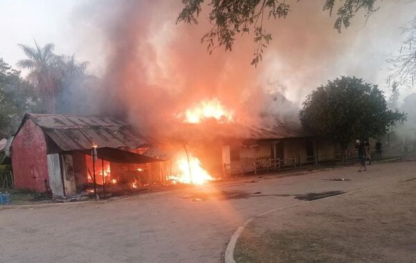 Incendio consumió casa colonial en Villa Oliva - Policiales - ABC Color