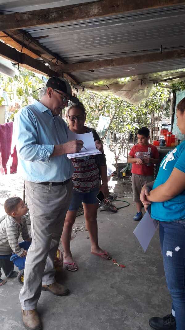 MUVH realiza relevamiento socioeconómico de familias asentadas en la franja del Tren de Cercanías - .::Agencia IP::.