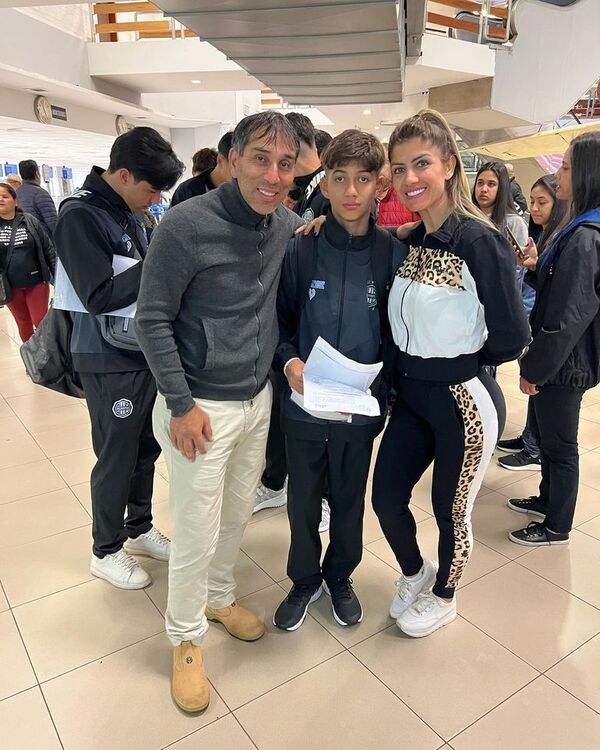 El hijo de Pipino Cuevas sigue los pasos de su papá: Enzo viajó a EE.UU. con el Olimpia - Gente - ABC Color