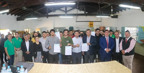 Jóvenes privados de libertad renuevan becas universitarias