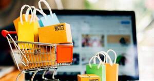 La Nación / Más de la mitad de la gente local hizo compra online