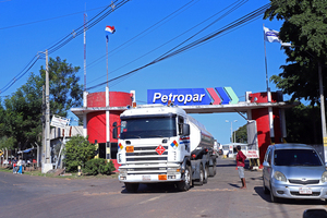 Petropar vende gasoil más barato a Bolivia - Unicanal