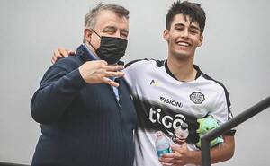 Crónica / Matías Almeida aviva el "fuego" con un picante posteo