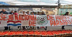 La Nación / Productores no levantarán protesta hasta vender 5.000 kilos de tomates en reserva