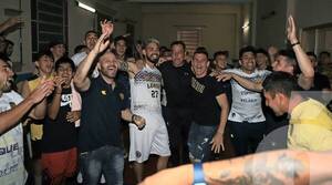 Crónica / [GALERÍA] Así festejó el plantel del Chanchón su regreso a primera