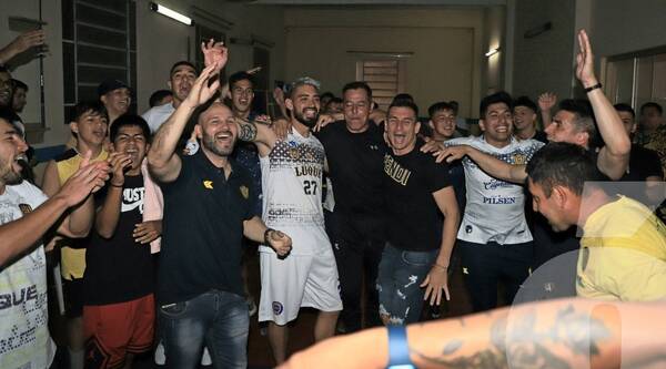 Crónica / [GALERÍA] Así festejó el plantel del Chanchón su regreso a primera
