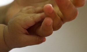 Presunto adicto abandona a beba