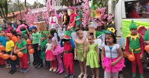 La Nación / Instituciones educativas realizaron desfile de carrozas y estudiantil por la primavera en Barcequillo