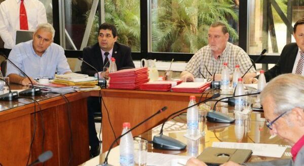 Zacarías reapareció en el Senado y hoy es día clave para su desafuero