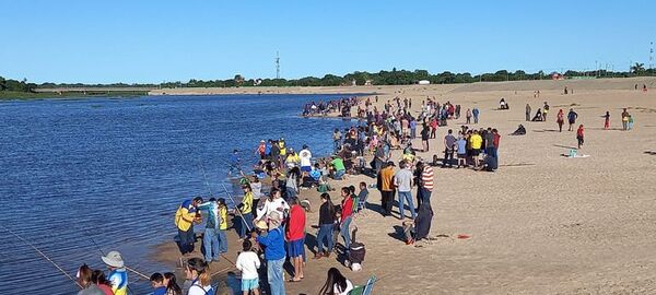 Pesca deportiva: Concurso de pesca del Dorado en Ayolas - Polideportivo - ABC Color