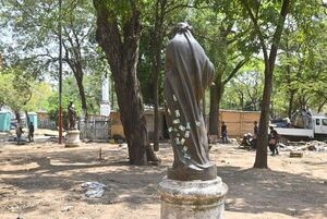 Nenecho y las plazas: retiran ruedas, mudan a ocupantes y aparecen estatuas con stickers  - Nacionales - ABC Color