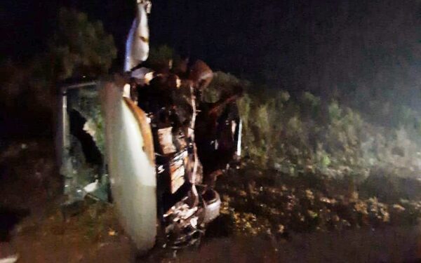 Camioneta embiste a contra barranco y termina volcada a raíz de pista mojada – Diario TNPRESS