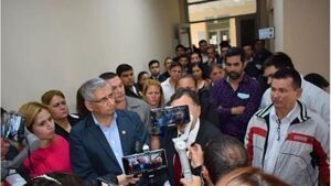 Gobernador durmió en su oficina para que no le roben su "silla"
