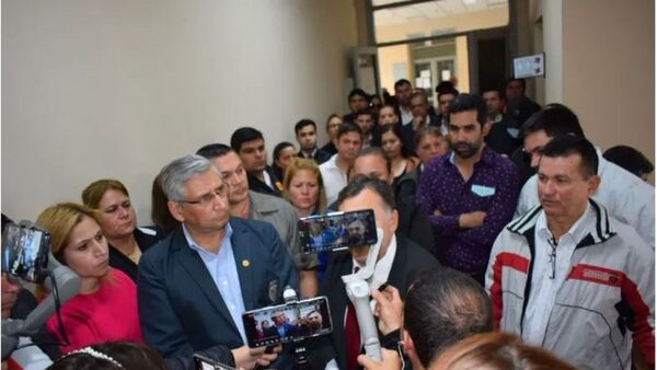 Gobernador durmió en su oficina para que no le roben su "silla"