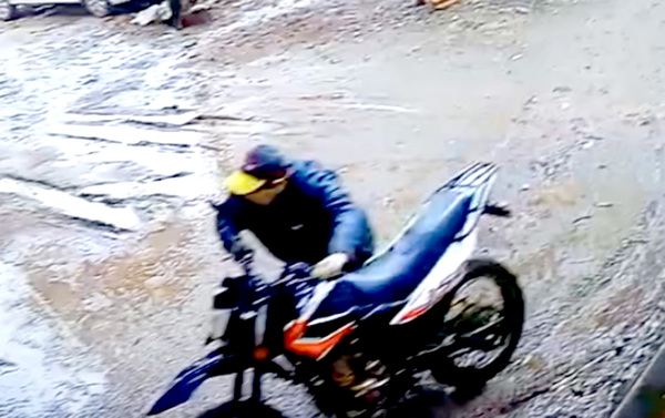 Ladrón aprovecha día lluvioso y roba moto de la Décima Región Sanitaria - La Clave