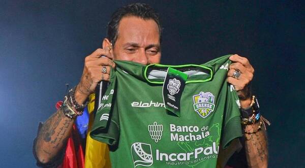 Crónica / [VIDEO] El club de fútbol que "fichó" al galán de Nadia Ferreira