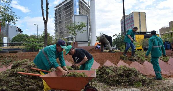 La Nación / Comuna asuncena retira cubiertas recicladas y anuncia rediseño para hermosear plazas