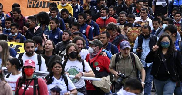 La Nación / Marcha multitudinaria en México a ocho años de la desaparición de 43 estudiantes