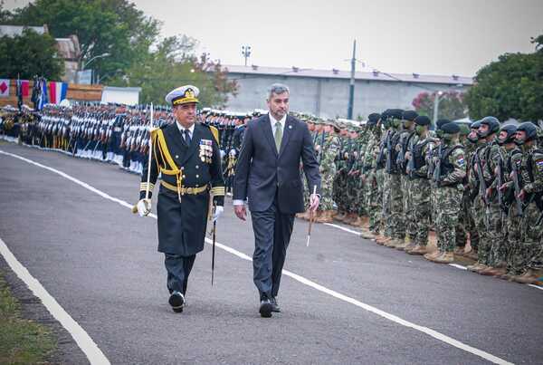 Presidente encabezó festejos e impuso medallas por el Día de la Armada Paraguaya - .::Agencia IP::.