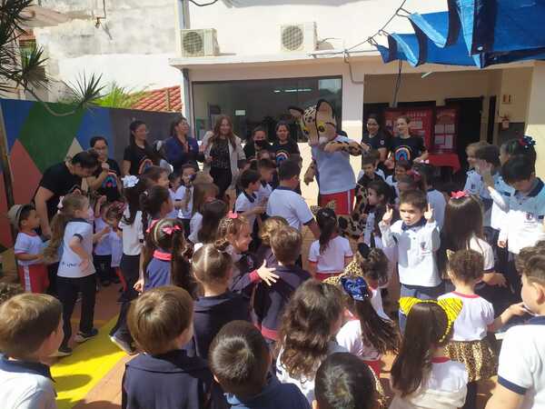 Centro Almenitas se luce con feria pedagógica sobre ODESUR 2022 y Tirika llenó de alegría a los niños