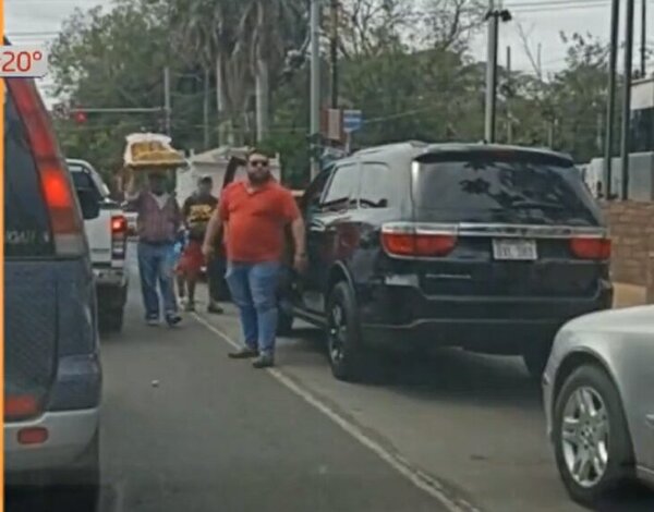 Conductor amenaza con un arma en plena avenida capitalina Mariscal López - Radio Imperio