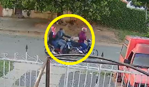 Pareja de motochorros asaltan a una mujer en Coronel Oviedo - Noticiero Paraguay