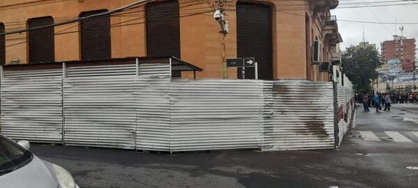 Ministerio Hacienda debe retirar vallado que afea su edificio - Nacionales - ABC Color