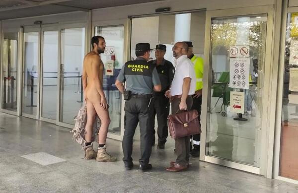 España: un joven intentó entrar desnudo al juzgado para ir a un juicio por exhibicionismo - San Lorenzo Hoy