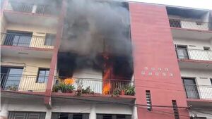 Incendio consume departamento en pleno centro capitalino