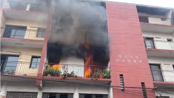 Incendio consume departamento en pleno centro capitalino