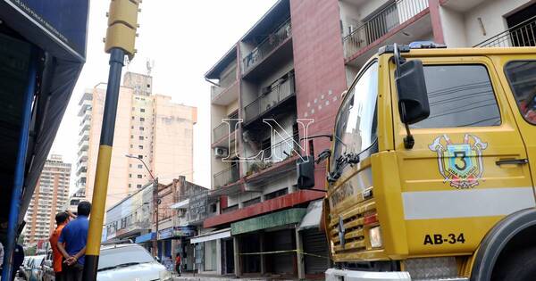 La Nación / Bomberos controlan incendio en un departamento del centro de Asunción