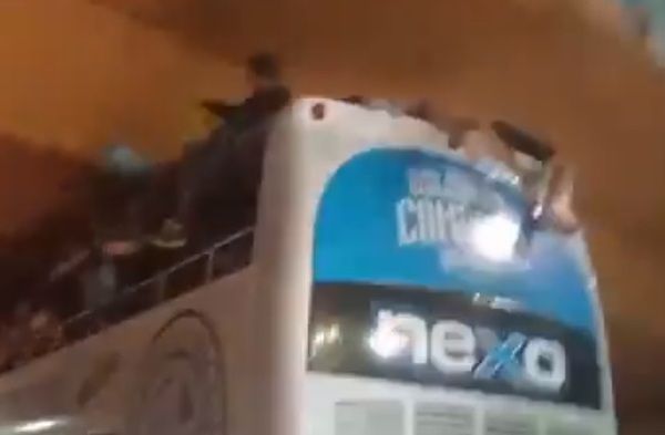 Futbolistas casi se quedan “sin cabeza” en medio de festejos - La Prensa Futbolera