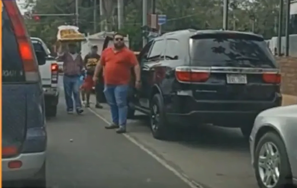 Conductor amenazó con arma de fuego en discusión frente a embajada - Noticiero Paraguay