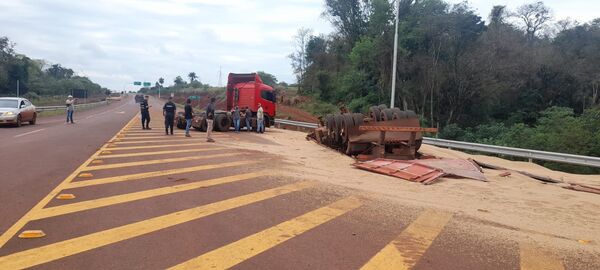 Tractocamión vuelca sobre el Corredor de la Exportación