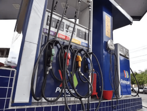 Petropar anuncia baja de G. 600 en el precio de combustibles comunes en siete estaciones · Radio Monumental 1080 AM