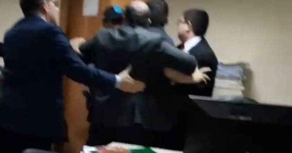 La Nación / Abogados se agarraron a golpes en plena audiencia en el Poder Judicial