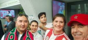 Paraguayos, junto a marroquíes en el estadio, apoyando a la Albirroja - Selección Paraguaya - ABC Color