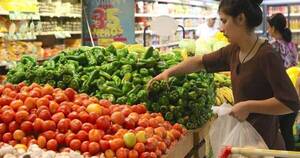 La Nación / Todavía no pueden advertir una reducción del precio de los productos de la canasta básica