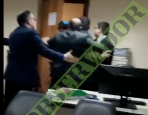 Escándalo en Tribunales: Abogados se tomaron a golpes en plena audiencia
