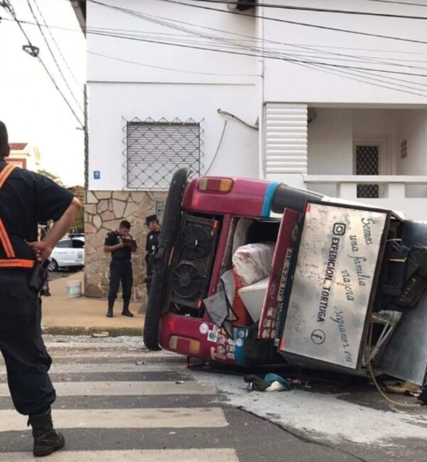 Viajaban por Sudamérica y fueron embestidos por bus de la línea 26 en Asunción - Policiales - ABC Color