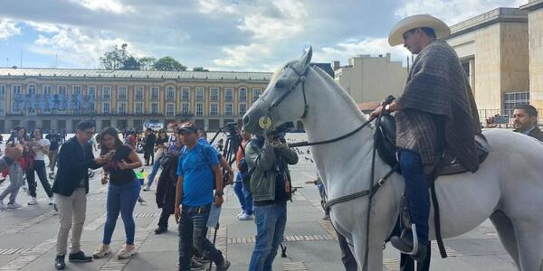 Diario HOY | Un senador colombiano ingresa a caballo a la sede del Congreso