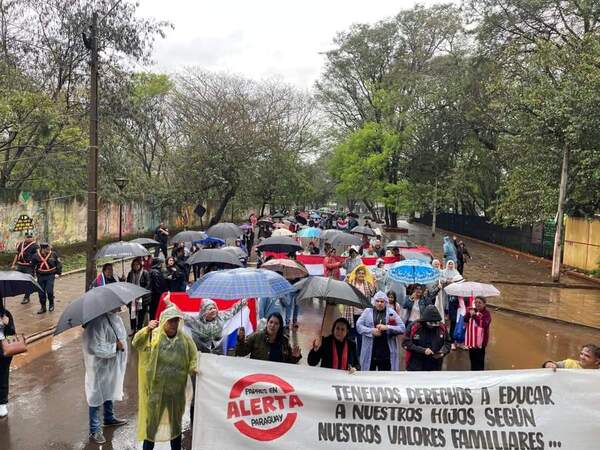 Familias se manifiestan contra plan de transformación educativa - Noticde.com