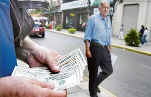 Rechazo de los dólares en el sistema alimenta el “mercado paralelo” en la calle - Economía - ABC Color