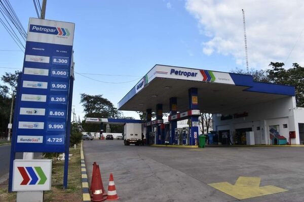 Petropar baja precio en siete estaciones, pero camioneros mantienen amenazas - Economía - ABC Color
