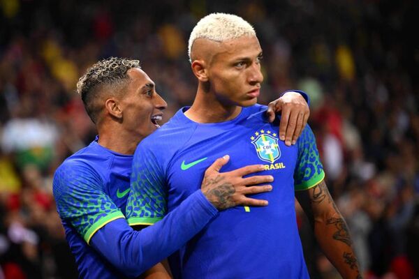 Lanzan una banana a Richarlison en París - Fútbol Internacional - ABC Color