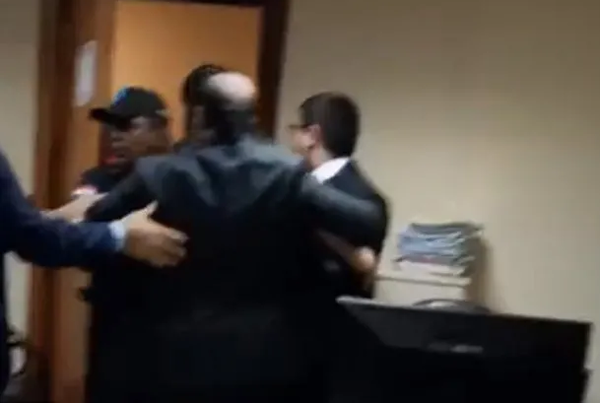 Abogados a los golpes en una audiencia en el Palacio de Justicia - Noticiero Paraguay