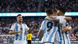 Lionel Messi juega menos de medio tiempo y marca doblete